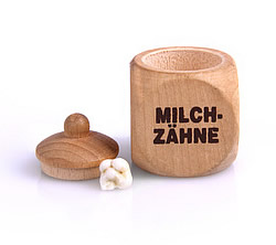 Milchzahn mit Aufbewahungsbox der Milchzähne